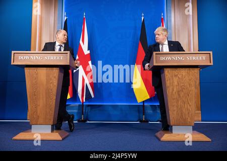 LONDRES, ANGLETERRE, ROYAUME-UNI - 08 AVRIL 2022 -. Le Premier ministre britannique Boris Johnson rencontre le chancelier allemand OLAF Scholz pour une réunion bilatérale en 10, Downing Stree Banque D'Images