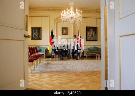 LONDRES, ANGLETERRE, ROYAUME-UNI - 08 AVRIL 2022 -. Le Premier ministre britannique Boris Johnson rencontre le chancelier allemand OLAF Scholz pour une réunion bilatérale en 10, Downing Stree Banque D'Images