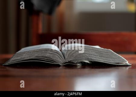 Sainte Bible sur une table en bois dans la photo de stock d'église Banque D'Images