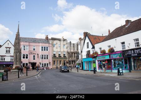 Vues sur les acheteurs de Market place et de High Street à Glastonbury, Somerset, au Royaume-Uni Banque D'Images