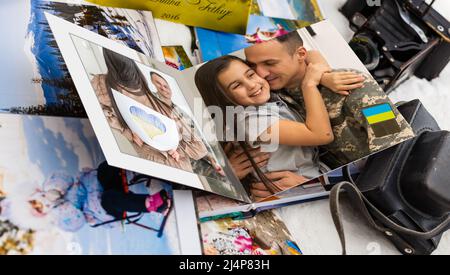 Archives photos de famille enregistrées dans un livre photo aux couleurs vives ; souvenirs d'été éclatants placés dans le livre photo. Famille avec drapeau de l'ukraine Banque D'Images