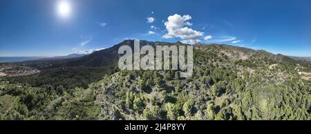 Vue sur les contreforts de la sierra blanca dans la municipalité de Marbella, Espagne Banque D'Images