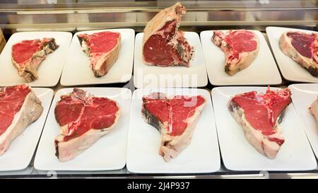 Fiorentina de bœuf cru au restaurant Florence, Italie Banque D'Images