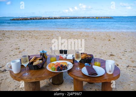 Petit déjeuner sur la plage, petit déjeuner sur une plage tropicale à l'île Maurice. Banque D'Images