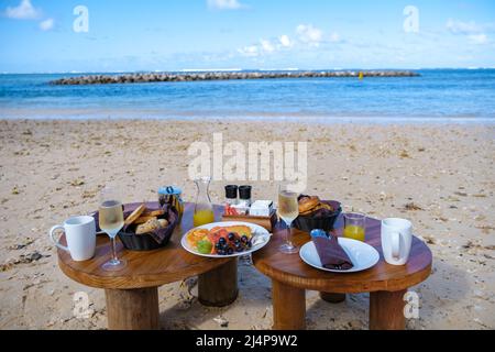 Petit déjeuner sur la plage, petit déjeuner sur une plage tropicale à l'île Maurice. Banque D'Images