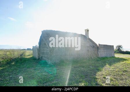 El vilatge de pescadors / le village de pêcheurs, le vieux village de pêcheurs de Canet, près de Perpignan, France. Les vieilles cabanes de pêche aux toits de chaume Banque D'Images