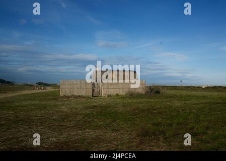 El vilatge de pescadors / le village de pêcheurs, le vieux village de pêcheurs de Canet, près de Perpignan, France. Les vieilles cabanes de pêche aux toits de chaume Banque D'Images