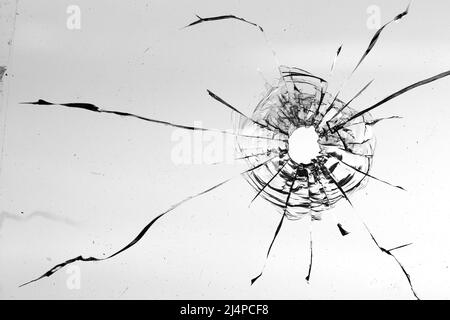 Fissures des balles dans le verre isolé sur un fond blanc Banque D'Images