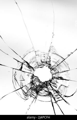 Fissures des balles dans le verre isolé sur un fond blanc Banque D'Images