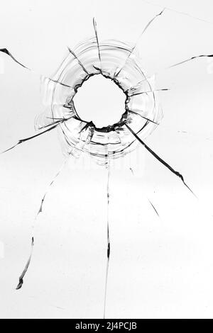 Fissures des balles dans le verre isolé sur un fond blanc Banque D'Images