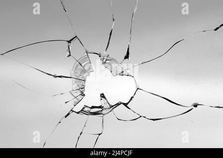 Fissures des balles dans le verre isolé sur un fond blanc Banque D'Images