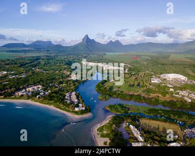 Bateaux de pêche reposant à la baie de tamarin, île Maurice, océan indien, afrique. Banque D'Images