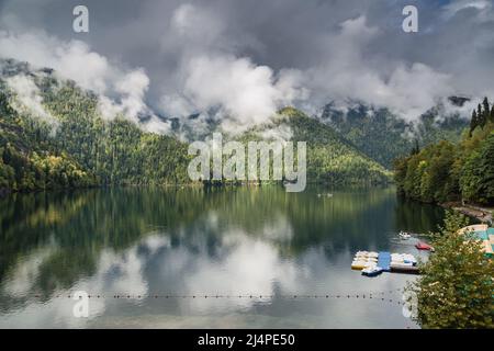 Abkhazie, le 29 septembre 2019 : le lac Ritsa et les montagnes de la République d'Abkhazie. Banque D'Images