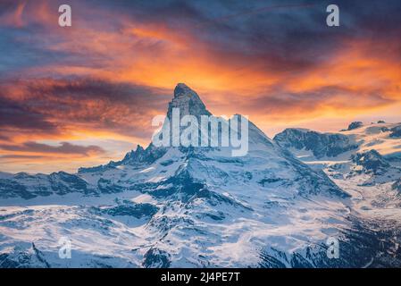 Magnifique Mont Cervin dans les alpes contre le ciel nuageux au coucher du soleil Banque D'Images