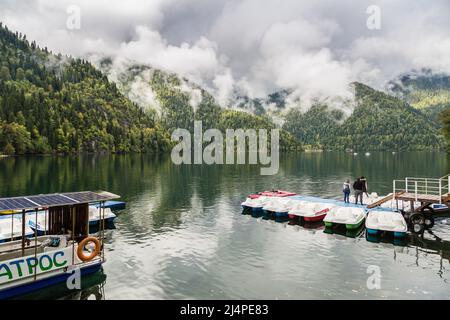 Abkhazie, le 29 septembre 2019 : le lac Ritsa et les montagnes de la République d'Abkhazie. Banque D'Images