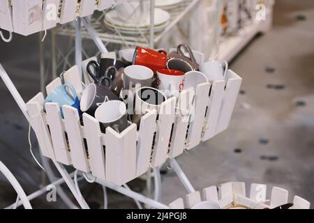 Un ensemble de tasses dans un panier en bois.Toning Banque D'Images