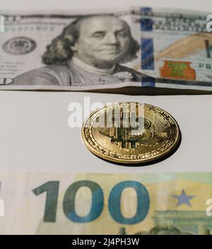 Le bitcoin en or de crypto-monnaie numérique se situe entre les billets en dollars américains et en euros. Différence entre argent virtuel et argent liquide. Concept de nouveau virtuel Banque D'Images