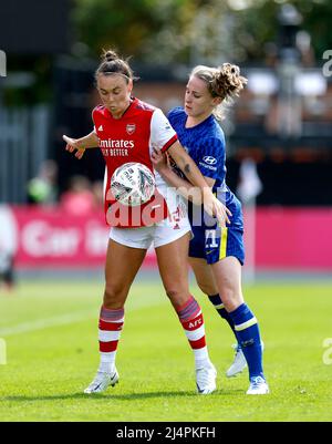 Le Caitlin Foord d'Arsenal (à gauche) et Niamh Charles de Chelsea se battent pour le ballon lors du match de demi-finale de la coupe Vitality Women's FA Cup au LV Bet Stadium Meadow Park, à Borehamwood. Date de la photo: Dimanche 17 avril 2022. Banque D'Images