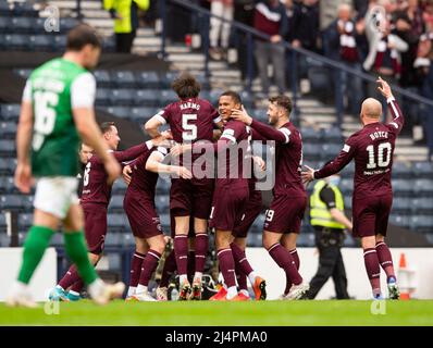 Glasgow, Royaume-Uni. 07th avril 2022. Demi-finale de la coupe écossaise - Heart of Midlothian FC et Hibernian FC 07/04/2022 Pic shows: Hearts's Left-back, Stephen Kingsley, est saisi par des coéquipiers après avoir mis son côté 2-0 en avant dans les 21st minutes tandis que Hearts Take on Hibs dans la demi-finale de la coupe écossaise à Hampden Park, Glasgow Credit: Ian Jacobs/Alay Live News Banque D'Images