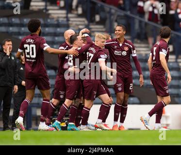 Glasgow, Royaume-Uni. 07th avril 2022. Demi-finale de la coupe écossaise - Heart of Midlothian FC et Hibernian FC 07/04/2022 Pic shows: Hearts's Left-back, Stephen Kingsley, est saisi par des coéquipiers après avoir mis son côté 2-0 en avant dans les 21st minutes tandis que Hearts Take on Hibs dans la demi-finale de la coupe écossaise à Hampden Park, Glasgow Credit: Ian Jacobs/Alay Live News Banque D'Images