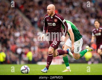 Glasgow, Royaume-Uni. 07th avril 2022. Demi-finale de la coupe écossaise - Heart of Midlothian FC v Hibernian FC 07/04/2022 Pic shows: HeartsÕ Irish International, Liam Boyce, obtient passé HibsÕ milieu de terrain, Paul McGinn, que les coeurs prennent Hibs dans la demi-finale de la coupe écossaise à Hampden Park, Glasgow crédit: Ian Jacobs/Alay Live News Banque D'Images