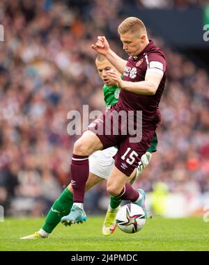 Glasgow, Royaume-Uni. 07th avril 2022. Demi-finale de la coupe écossaise - Heart of Midlothian FC v Hibernian FC 07/04/2022 Pic shows: HeartsÕ défenseur, Taylor Moore, obtient le ballon sous contrôle alors que les coeurs prennent Hibs dans la demi-finale de la coupe écossaise à Hampden Park, Glasgow crédit: Ian Jacobs/Alay Live News Banque D'Images