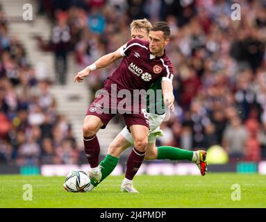 Glasgow, Royaume-Uni. 07th avril 2022. Demi-finale de la coupe écossaise - Heart of Midlothian FC v Hibernian FC 07/04/2022 Pic shows: Hears' Irish Midfielder, Aaron Mceneff, obtient le ballon sous contrôle tandis que Hearts prend Hibs dans la demi-finale de la coupe écossaise à Hampden Park, Glasgow Credit: Ian Jacobs/Alay Live News Banque D'Images