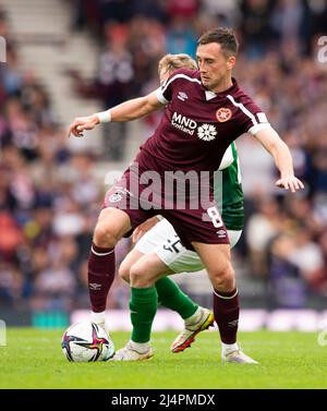 Glasgow, Royaume-Uni. 07th avril 2022. Demi-finale de la coupe écossaise - Heart of Midlothian FC v Hibernian FC 07/04/2022 Pic shows: Hears' Irish Midfielder, Aaron Mceneff, obtient le ballon sous contrôle tandis que Hearts prend Hibs dans la demi-finale de la coupe écossaise à Hampden Park, Glasgow Credit: Ian Jacobs/Alay Live News Banque D'Images