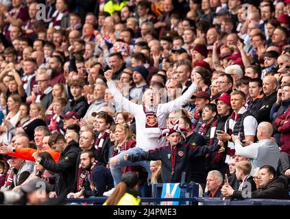 Glasgow, Royaume-Uni. 07th avril 2022. Demi-finale de la coupe écossaise - Heart of Midlothian FC v Hibernian FC 07/04/2022 Pic shows: Hearts Supporters SENSE Victory as Hearts Take on Hibs dans la demi-finale de la coupe écossaise à Hampden Park, Glasgow Credit: Ian Jacobs/Alay Live News Banque D'Images