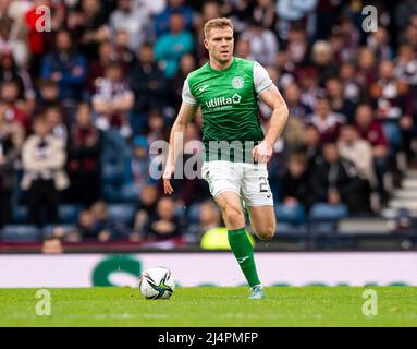 Glasgow, Royaume-Uni. 07th avril 2022. Demi-finale de la coupe écossaise - Heart of Midlothian FC v Hibernian FC 07/04/2022 Pic shows: HibsÕ Right-back, Chris Cadden, apporte le terrain de balle comme les coeurs prennent Hibs dans la demi-finale de la coupe écossaise à Hampden Park, Glasgow crédit: Ian Jacobs/Alay Live News Banque D'Images