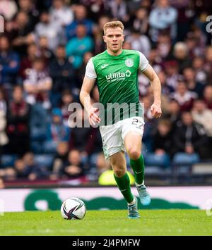 Glasgow, Royaume-Uni. 07th avril 2022. Demi-finale de la coupe écossaise - Heart of Midlothian FC v Hibernian FC 07/04/2022 Pic shows: HibsÕ Right-back, Chris Cadden, apporte le terrain de balle comme les coeurs prennent Hibs dans la demi-finale de la coupe écossaise à Hampden Park, Glasgow crédit: Ian Jacobs/Alay Live News Banque D'Images