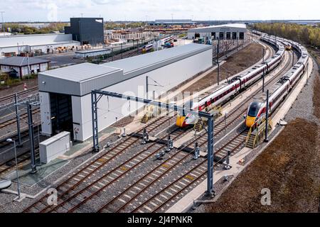 Vue aérienne des trains de voyageurs bi-modal Hitachi Azuma classe 800 sous des fils électriques aériens sur le dépôt d'entretien Doncaster Banque D'Images