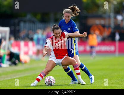 Le Caitlin Foord d'Arsenal (à gauche) et Niamh Charles de Chelsea se battent pour le ballon lors du match de demi-finale de la coupe Vitality Women's FA Cup au LV Bet Stadium Meadow Park, à Borehamwood. Date de la photo: Dimanche 17 avril 2022. Banque D'Images