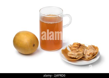 Verre de thé avec thé de fruit de moine, luohan guo, isolé sur fond blanc gros plan Banque D'Images