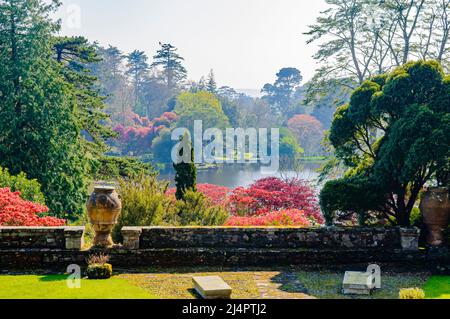 Vue d'un cimetière, surplombant un magnifique lac et forêt Banque D'Images