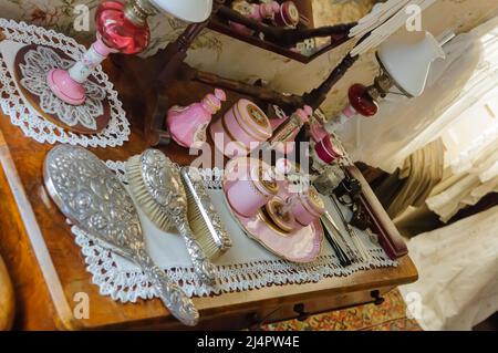 Cheveux et de produits de beauté sur une dame de coiffeuse dans une chambre à coucher. Banque D'Images