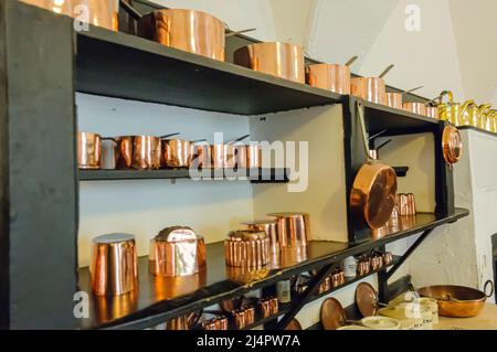 Casseroles en cuivre sur des étagères dans une cuisine Banque D'Images