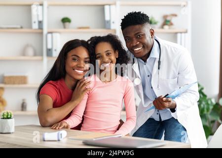 Portrait de famille noire gaie ayant rendez-vous avec le médecin Banque D'Images