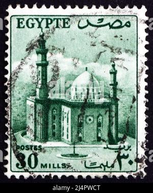 ÉGYPTE - VERS 1953 : un timbre imprimé en Égypte montre la mosquée du Sultan Hassan, vers 1953 Banque D'Images