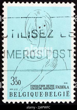 BELGIQUE - VERS 1970 : un timbre imprimé en Belgique montre la Reine Fabiola, Fondation de la Reine Fabiola pour la santé mentale, vers 1970 Banque D'Images