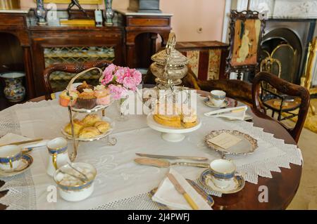 Table officielle fixée pour le thé l'après-midi dans une demeure seigneuriale. Banque D'Images