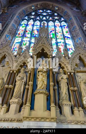 Sculptures de saints orné à l'extrémité est de la cathédrale d'Armagh, en Irlande du Nord. Banque D'Images