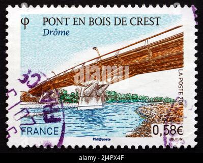 FRANCE - VERS 2011 : un timbre imprimé en France montre le pont en bois, Crest, vers 2011 Banque D'Images