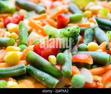 Mélange de légumes congelés de carottes, de maïs, de pois, de légumineuses, de brocoli, poivre. Gros plan Banque D'Images