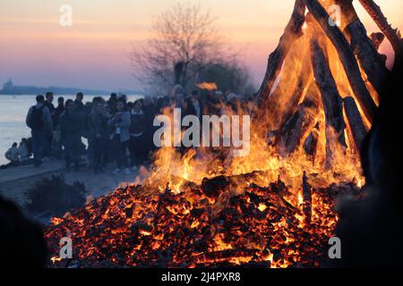 'Blankenese, Hambourg, Allemagne - 04 17 2022' incendie de Pâques à l'elbe à Blankenese, Hambourg, Banque D'Images