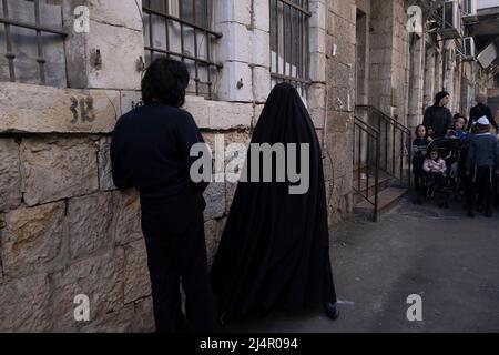 Un membre de la secte Haredi burqa aussi connue sous le nom de 'femmes' (groupe religieux juif, dans lequel les femmes juives ultra-orthodoxes prétendent que la modestie appelle une couverture de style burqa de tout le corps) marche à travers MEA Shearim, un quartier ultra-orthodoxe de Jérusalem-Ouest, Israël. Le Shalim, communément connu sous le nom de « culte burqa », est l'une des sectes les plus isolées et les plus dénigrées d'Israël, même parmi la population ultra-orthodoxe du pays. Banque D'Images