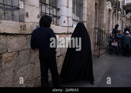 Un membre de la secte Haredi burqa aussi connue sous le nom de 'femmes' (groupe religieux juif, dans lequel les femmes juives ultra-orthodoxes prétendent que la modestie appelle une couverture de style burqa de tout le corps) marche à travers MEA Shearim, un quartier ultra-orthodoxe de Jérusalem-Ouest, Israël. Le Shalim, communément connu sous le nom de « culte burqa », est l'une des sectes les plus isolées et les plus dénigrées d'Israël, même parmi la population ultra-orthodoxe du pays. Banque D'Images