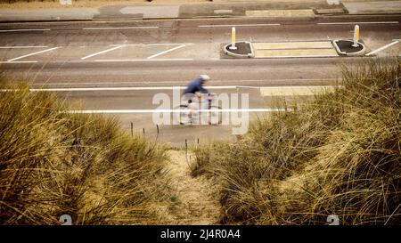 La nouvelle piste cyclable adjacente aux dunes de sable sur Clifton Drive, St Annes, Royaume-Uni Banque D'Images