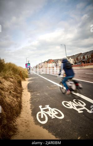 La nouvelle piste cyclable adjacente aux dunes de sable sur Clifton Drive, St Annes, Royaume-Uni Banque D'Images