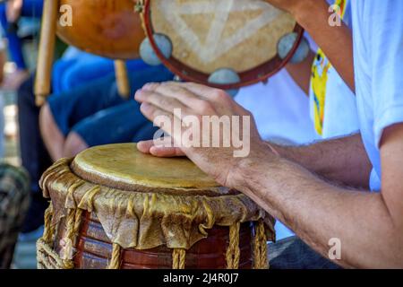 Instrument à percussion rustique appelé atabaque et utilisé dans les spectacles de capoeira et de samba brésilien Banque D'Images